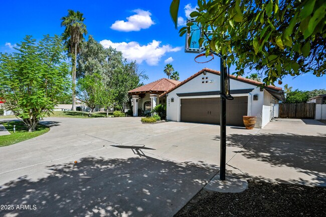 Building Photo - 5541 E Crocus Dr