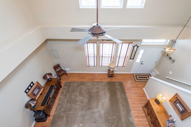 Sala de estar con techo alto - 382 S Litchfield Dr