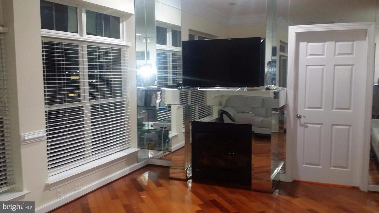 Foto principal - 810 Belmont Bay Dr