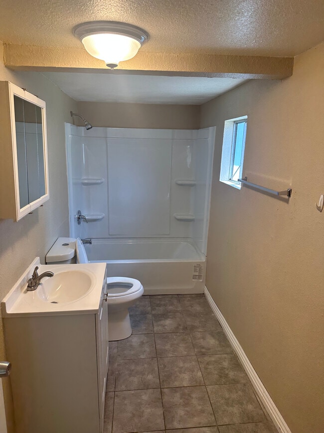 Bathroom - 934 E Andrews Ave