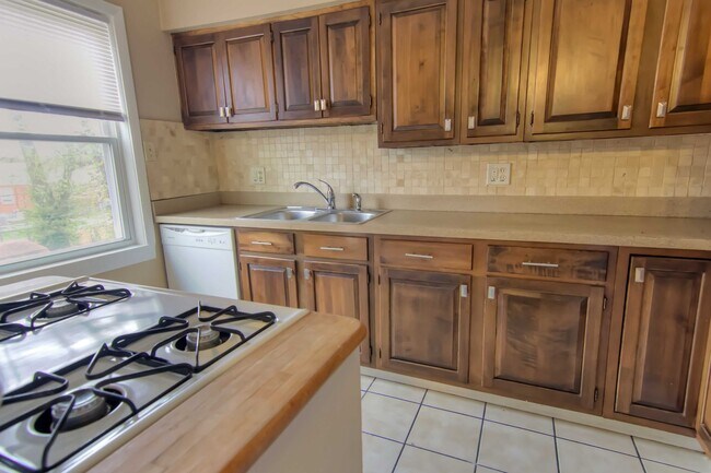 Building Photo - Nice 2 bed 1 bath home with partially fini...