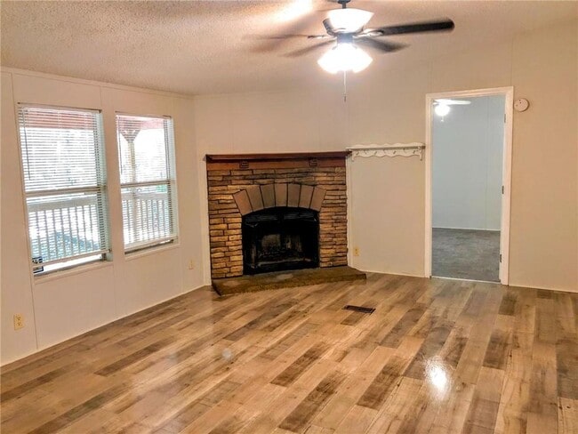 Foto del edificio - 584 Mountain Ridge Dr