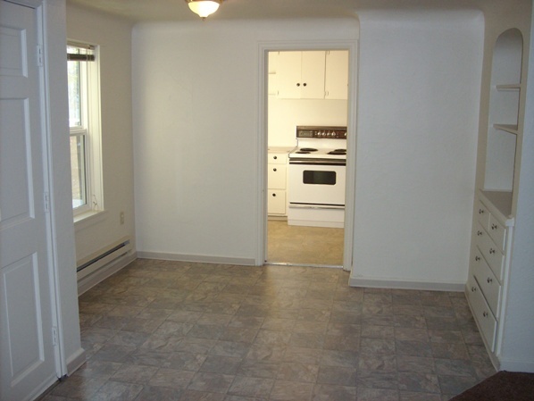 Building Photo - 2 bedroom/1 bath home with garage and larg...