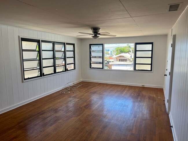 Foto del edificio - 3 Bedroom, 2 Bath Home in Kaimuki