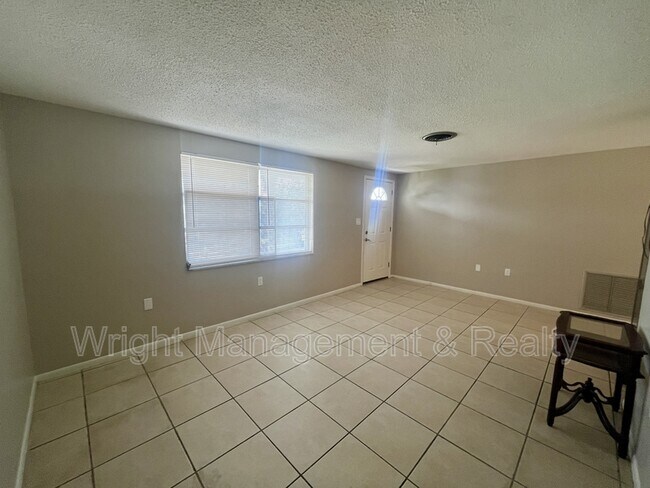 Foto del edificio - 5033 Farley Dr