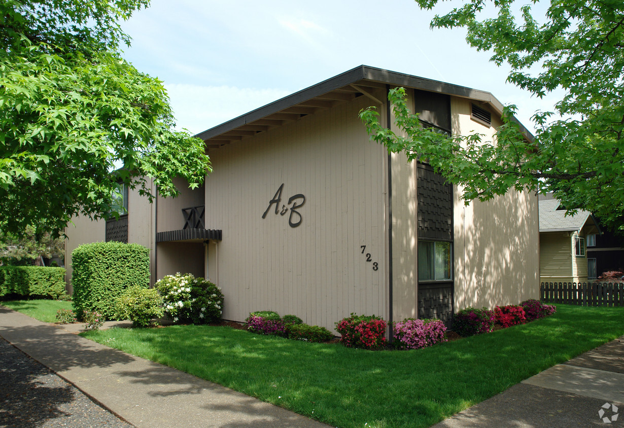 Primary Photo - A & B Apartments