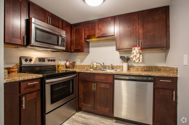 1BR, 1BA - 650 SF - Kitchen - Aqua 550