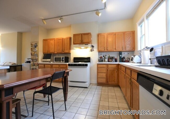 Building Photo - 14 Woodmont St