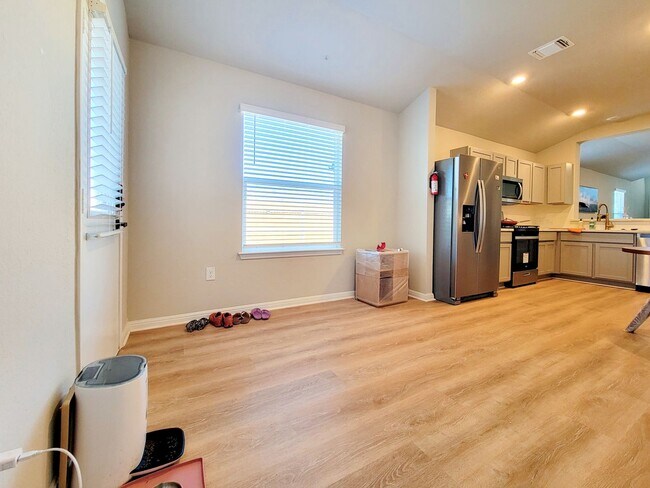 Building Photo - Spacious 4-Bedroom, 2-Bathroom Single Family Home in Austin!