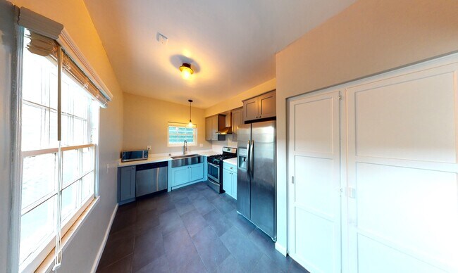 Building Photo - 108 N Sweetzer Ave