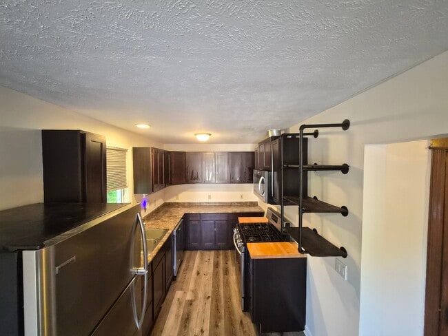 Building Photo - 2417 Robertson Ave