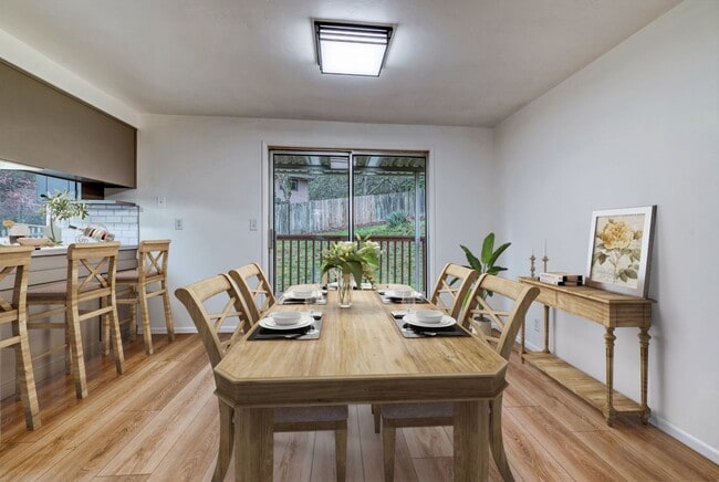Building Photo - Freshly Updated 3 Bedroom/ 2 Bath Duplex U...