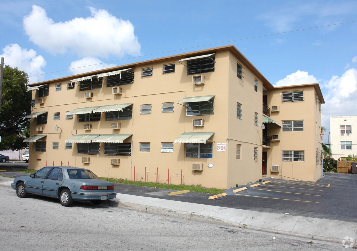 245 SW 20th Ave - Tropical Apartments