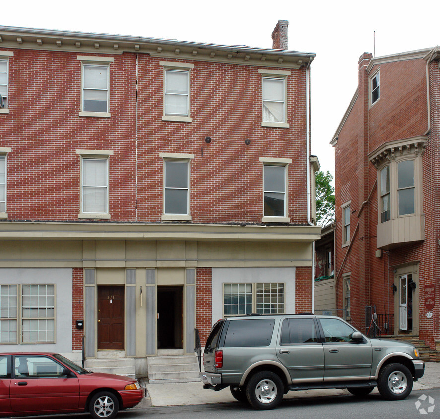 Building Photo - 613 Dekalb St