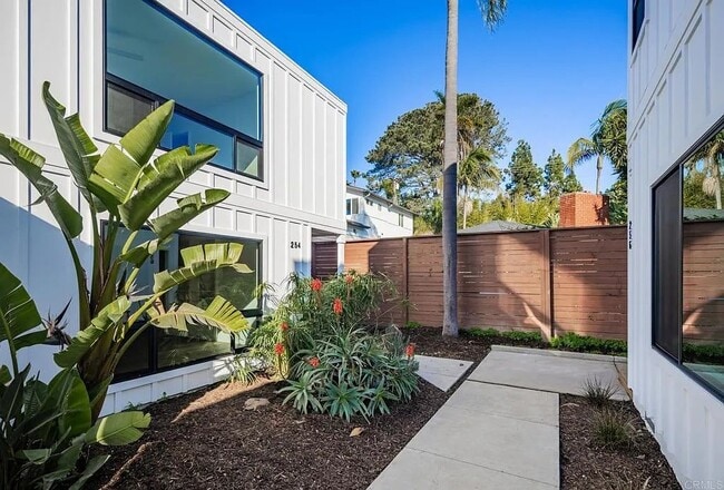 Building Photo - 256 Hillcrest Dr