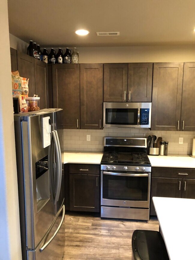 Foto del edificio - 3bd, 2.5ba 2car West Side Beauty, Built in...