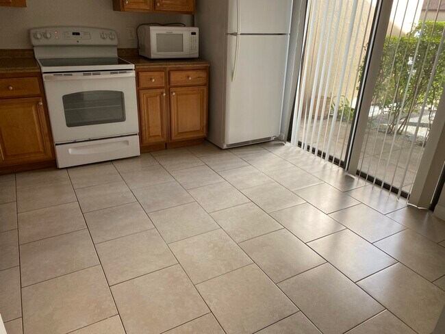 Building Photo - 303 Lakeview Dr E