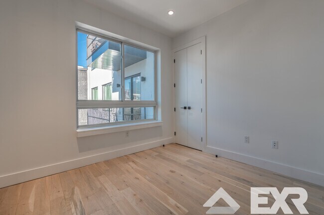 Foto del edificio - 246 Johnson Ave