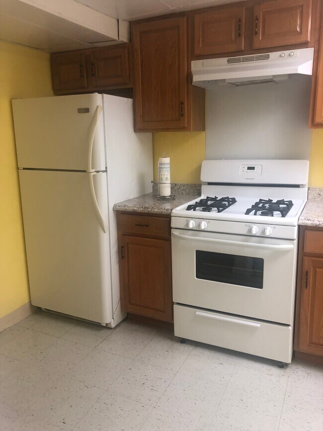 Kitchen appliances - 5501 Auth Rd
