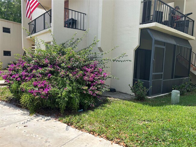 Foto del edificio - 301 N Pine Island Rd