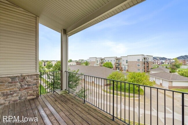 Building Photo - 6350 Coachlight Dr