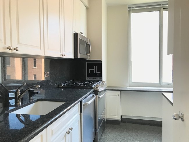 Building Photo - 1 bedroom East 46th Street / 2nd ave -
