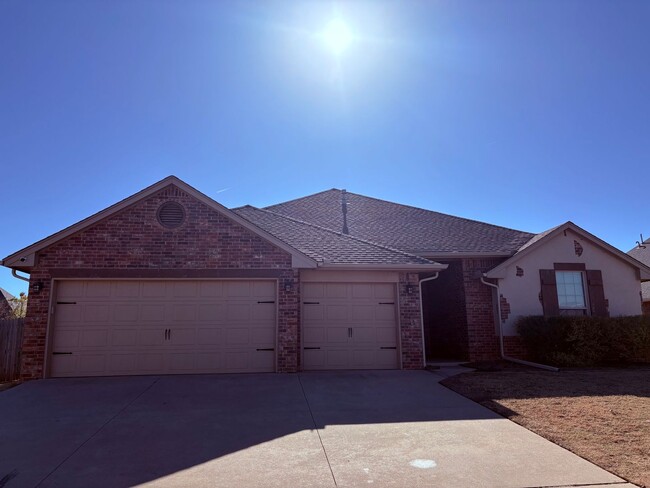 Foto del edificio - Large four bedroom home in Edmond