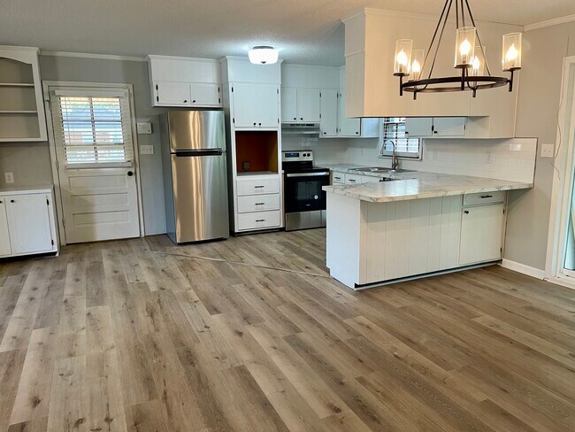 Building Photo - 301 Greenbriar Dr