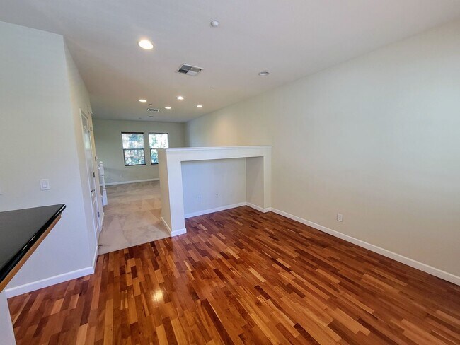Foto del edificio - Beautiful 3 Bedroom 2.5 Bath Townhouse Wit...