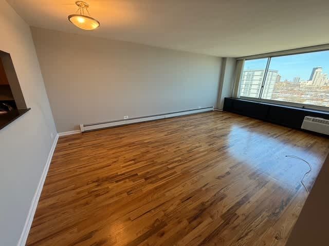Building Photo - 4600 N Clarendon Ave