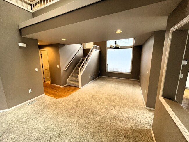 Building Photo - Welcome Home: Elegant Living in a Sunlit S...