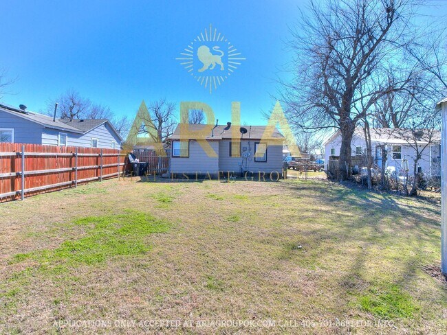 Foto del edificio - AVAILABLE NOW! Completely updated 2 BD/1 B...