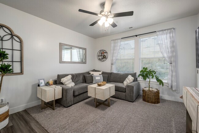 Building Photo - 1838 W Eaglewood Dr