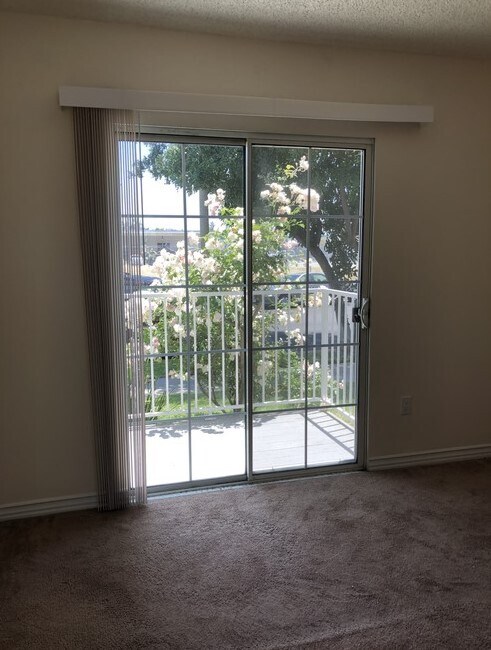 Foto del edificio - 6545 Simpson Ave