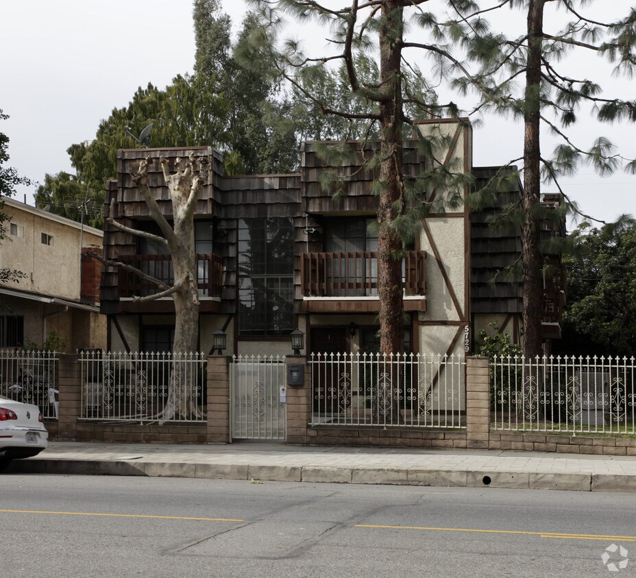 Primary Photo - 5729 Hazeltine Ave