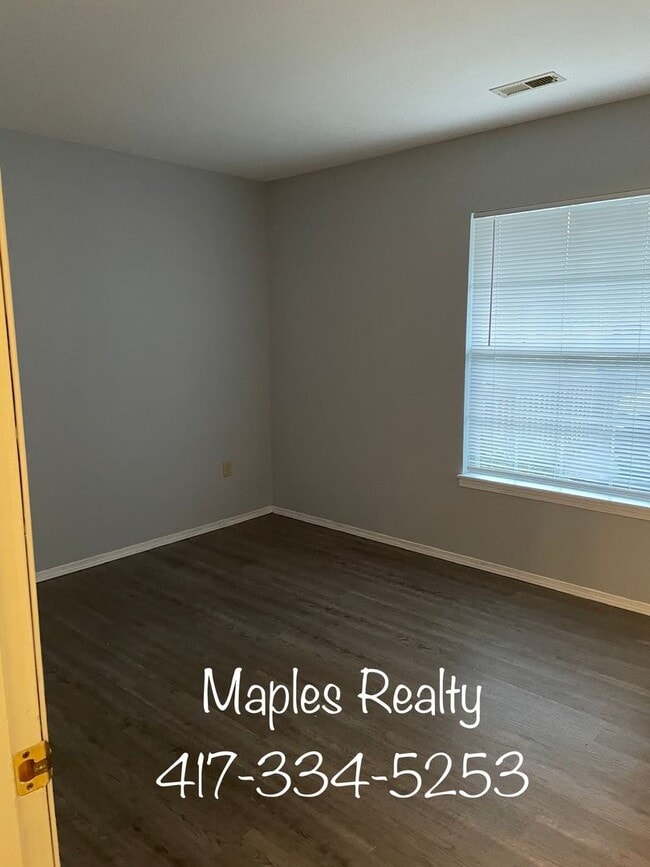 Foto del edificio - UNFURNISHED 1 bed/1 bath WALK-IN Condo