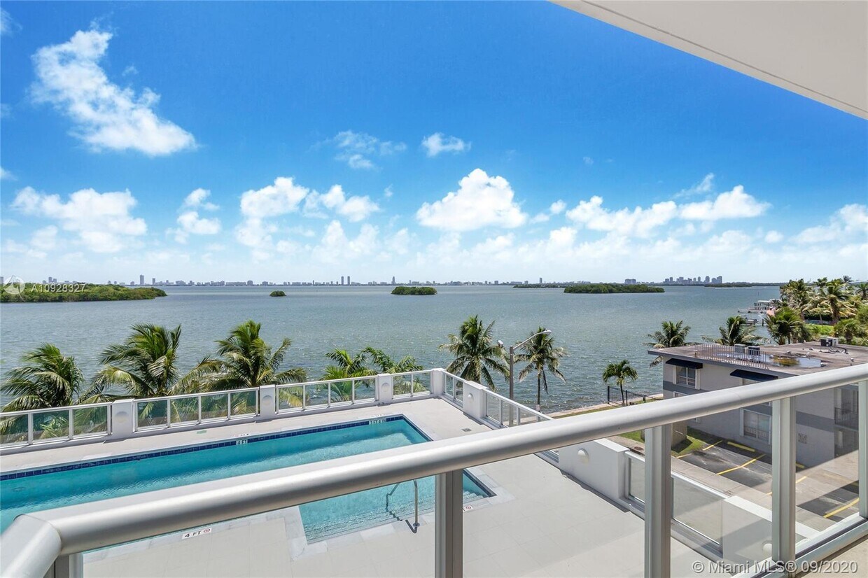 Foto principal - 720 NE 62nd St