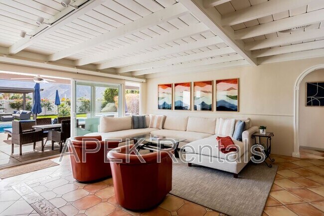 Building Photo - 477 E Vía Colusa