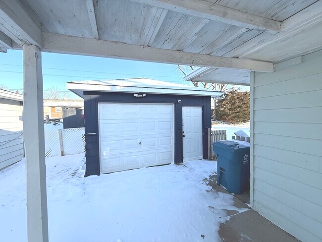 Building Photo - 2106 Tepee Ave