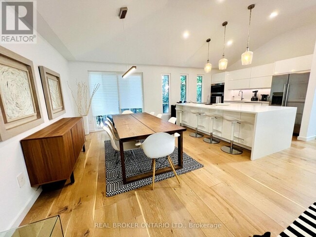 Building Photo - 51 Castlemere Crescent
