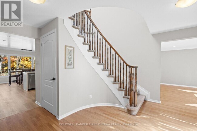 Photo du bâtiment - 1645 Ravins Pl