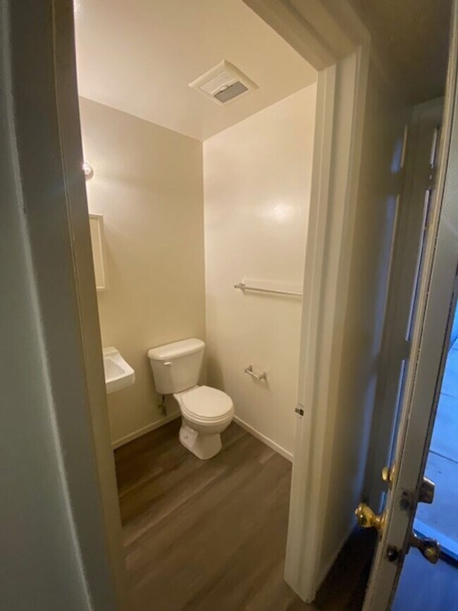 Building Photo - 1952 Stine Rd