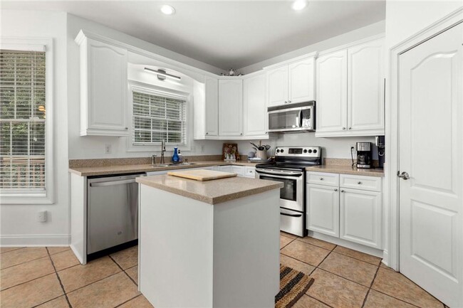 Building Photo - Gorgeous Home In Auburn Available Now--Spa...