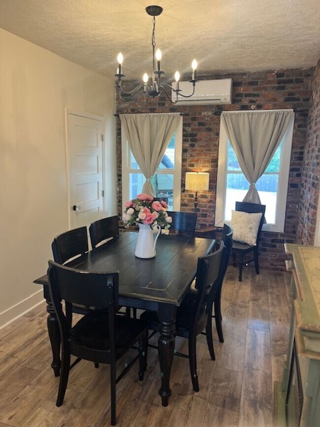 Foto del edificio - $2,750 Furnished or $2,550 Unfurnished, Th...