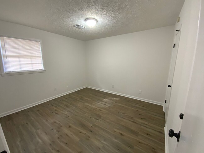 Building Photo - Arreis Rentals 1-290 Donahoo Road Apts