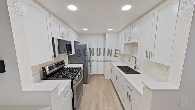 Building Photo - 3 Bedroom Beautifully Upgraded Home in Ana...