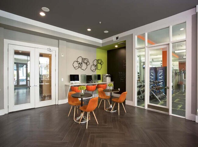 Building Photo - Simpering 1 BR For The Right Owner