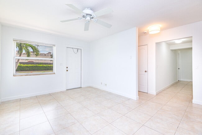 Building Photo - 121 SW 2nd Ave