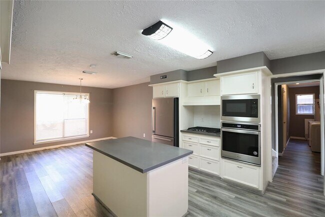 Building Photo - 24015 Lone Elm Dr
