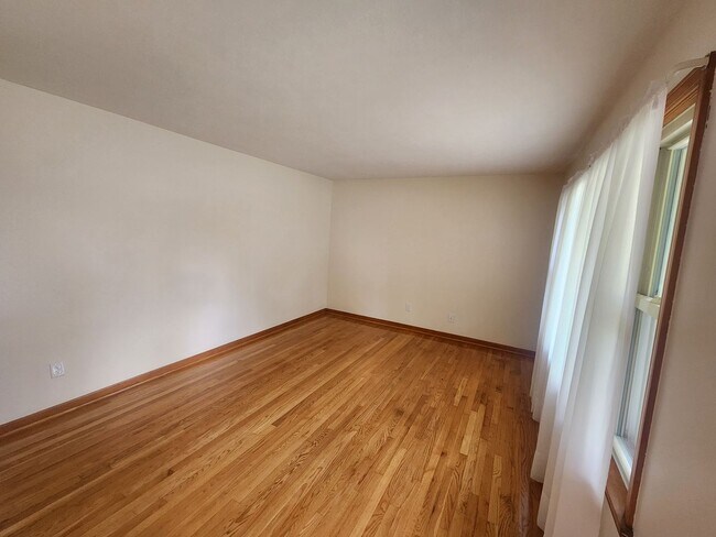 Building Photo - Beautiful 3 bedroom 1.5 bath home with bas...